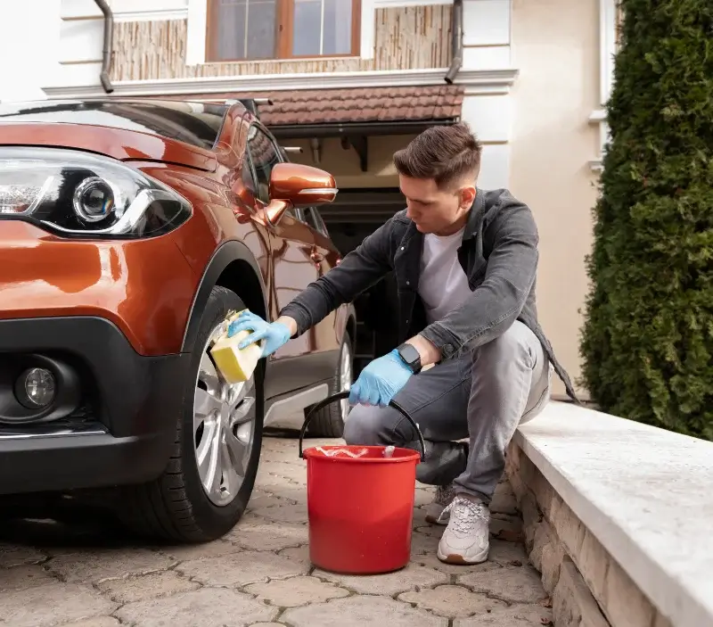 Lavage auto à domicile Villesèquelande : professionnel intervenant sur un véhicule
